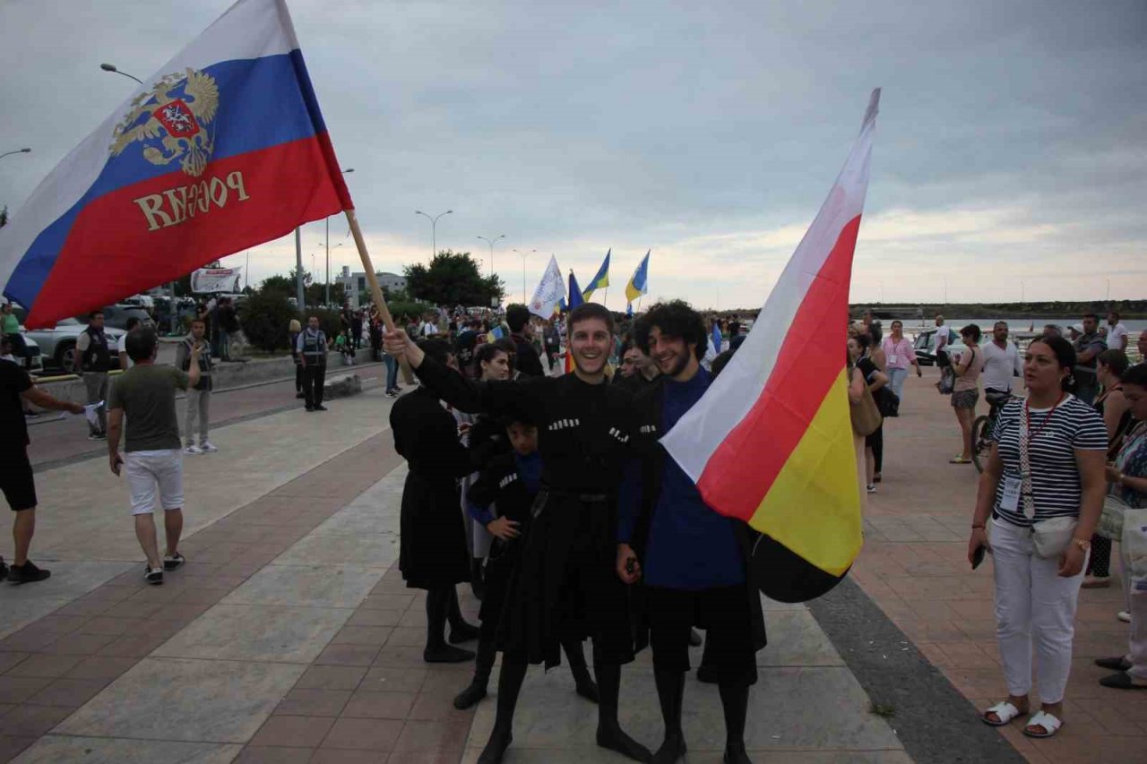 Uluslararası dansçılardan kortej yürüyüşü