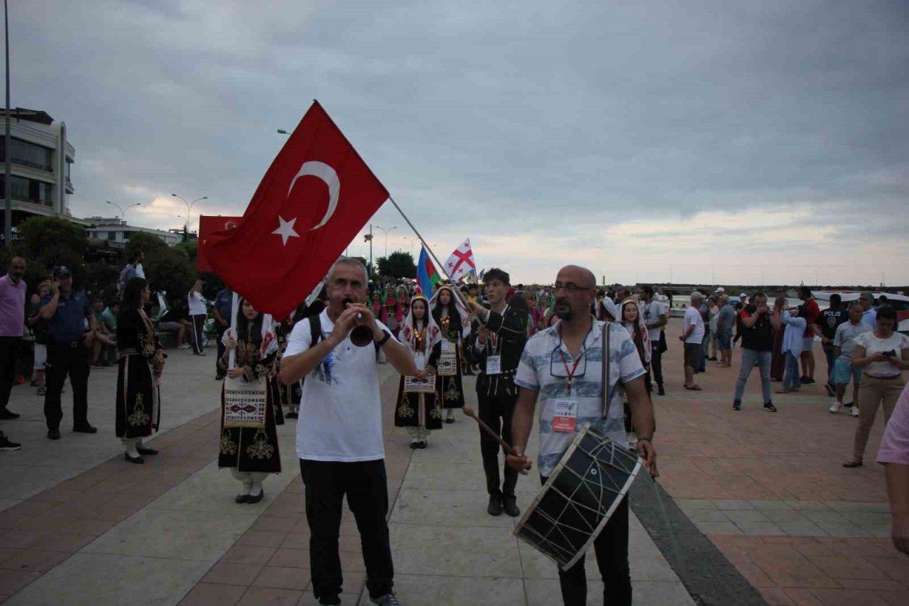 Uluslararası dansçılardan kortej yürüyüşü