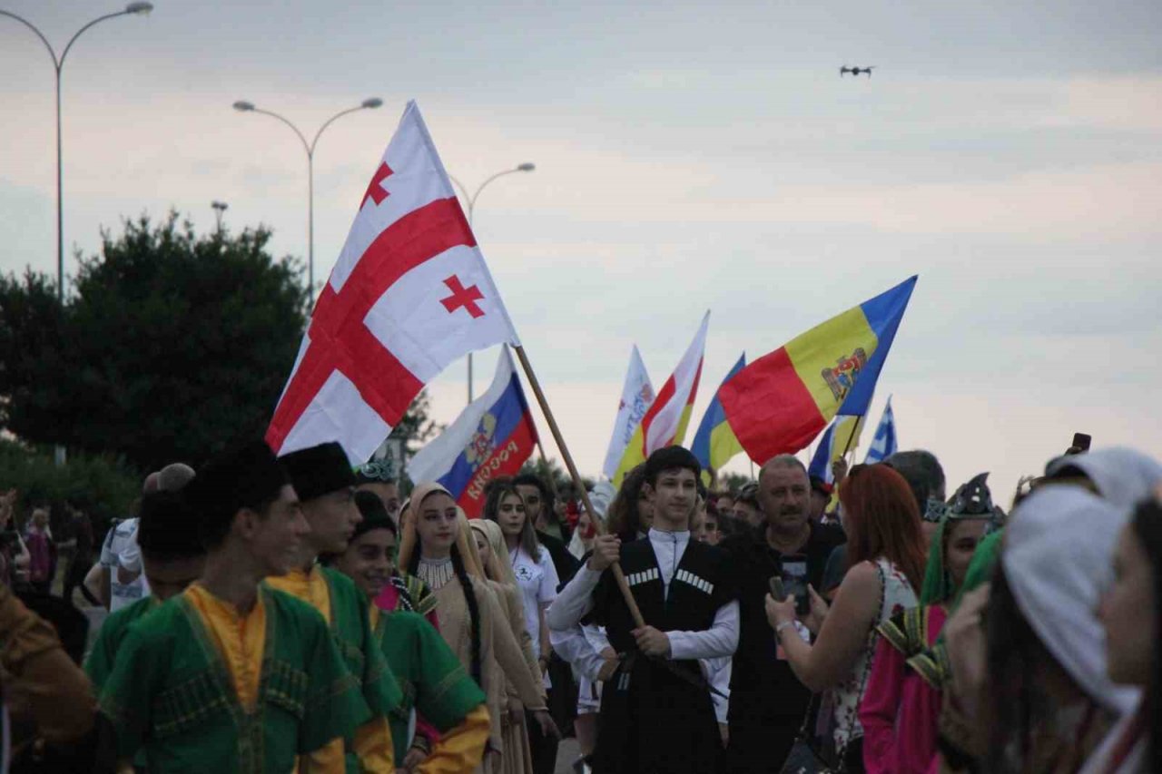 Uluslararası dansçılardan kortej yürüyüşü