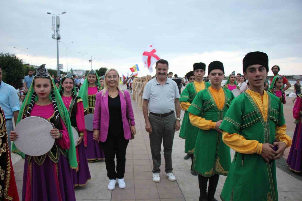 Uluslararası dansçılardan kortej yürüyüşü