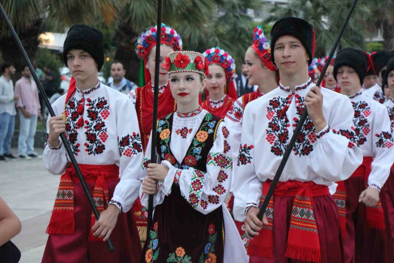 Uluslararası dansçılardan kortej yürüyüşü