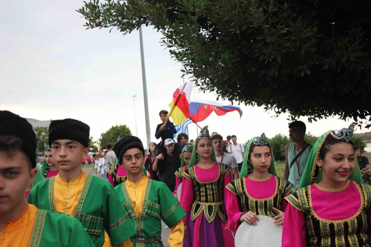 Uluslararası dansçılardan kortej yürüyüşü