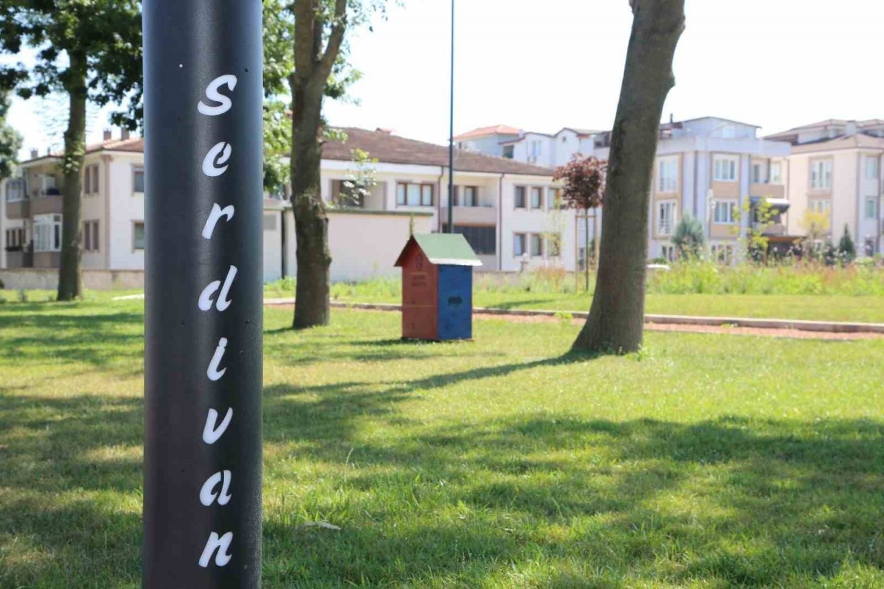 Serdivan’ın parklarını kedi ve kuş evleri süslüyor