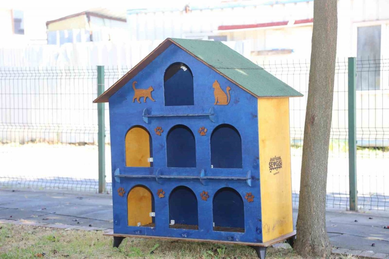 Serdivan’ın parklarını kedi ve kuş evleri süslüyor