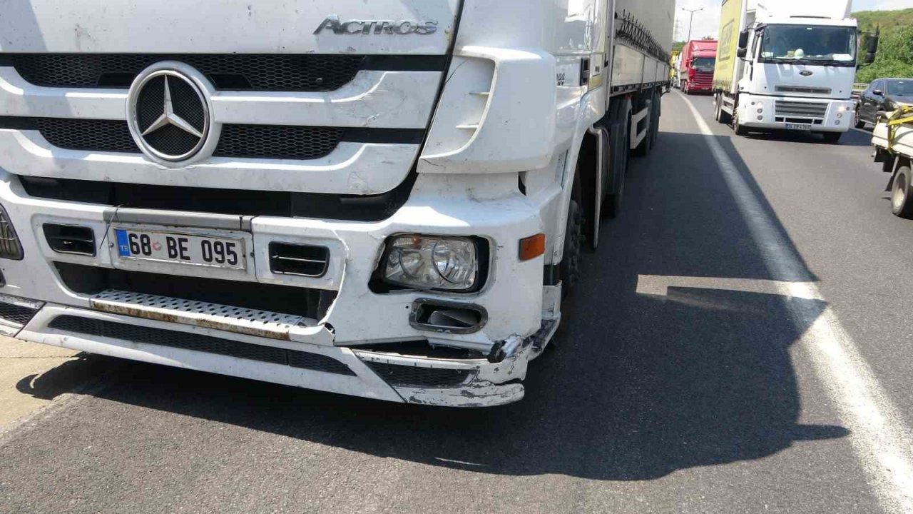 TEM’de dinlenme tesisinden çıkan otomobile tır çarptı