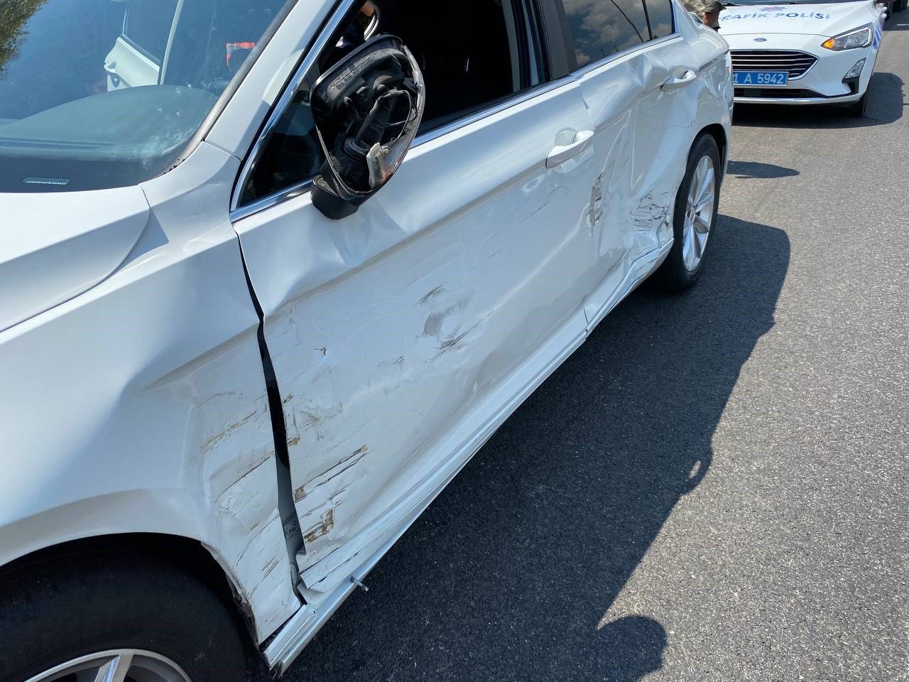 TEM’de dinlenme tesisinden çıkan otomobile tır çarptı