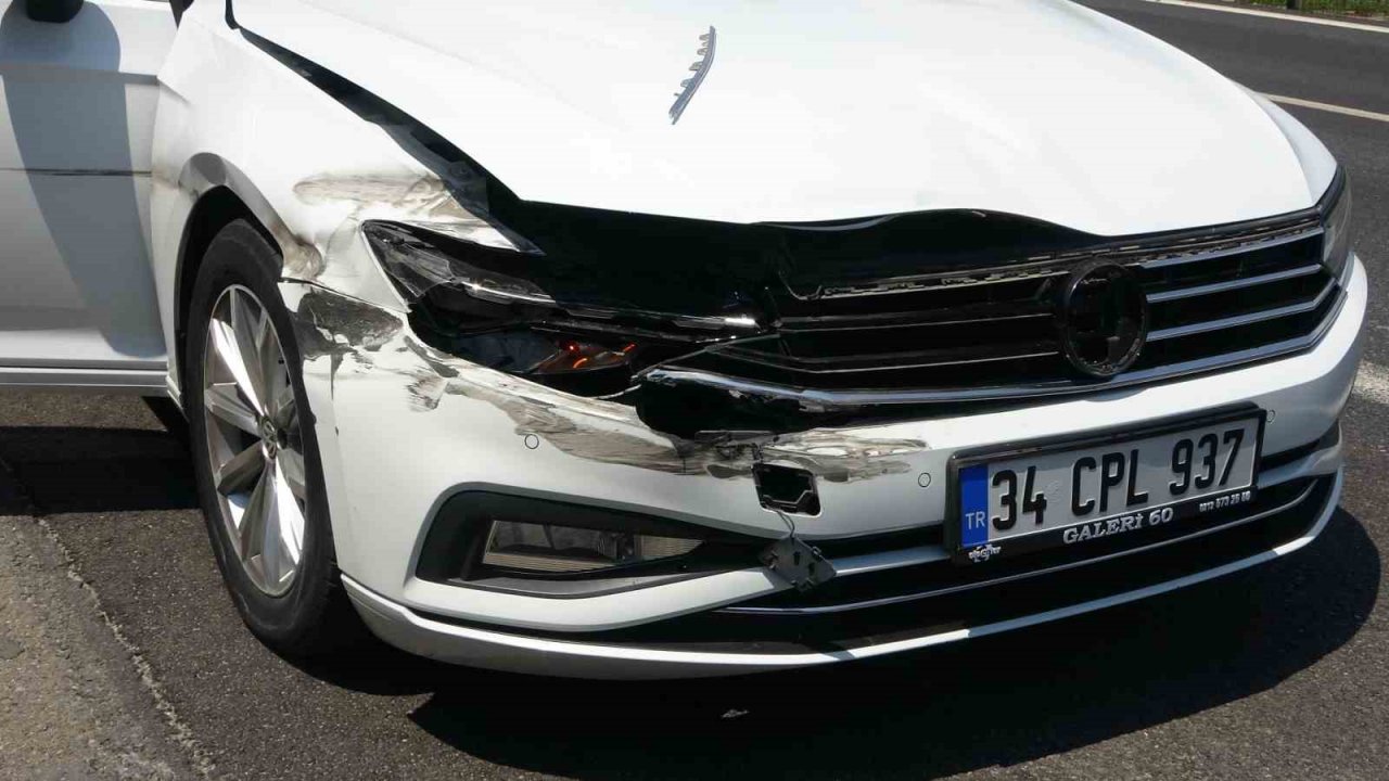 TEM’de dinlenme tesisinden çıkan otomobile tır çarptı