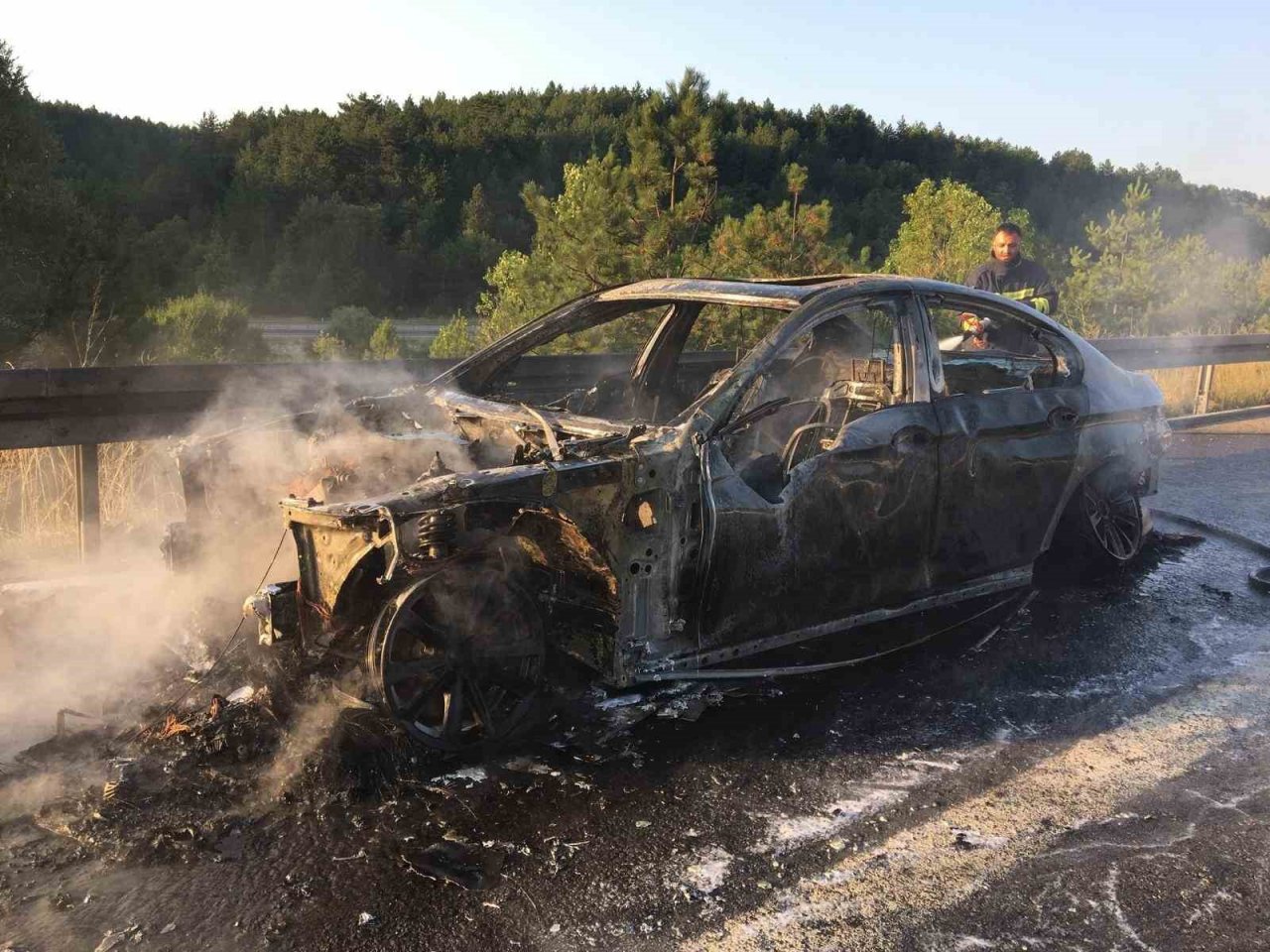 Lüks araçtan geriye hurda yığını kaldı