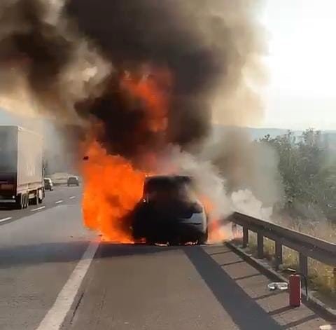 Lüks araçtan geriye hurda yığını kaldı