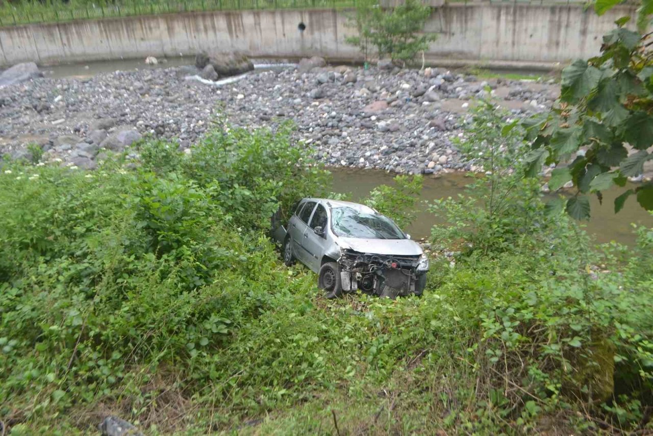 Otomobil Ağasar Deresine uçtu: 4 yaralı