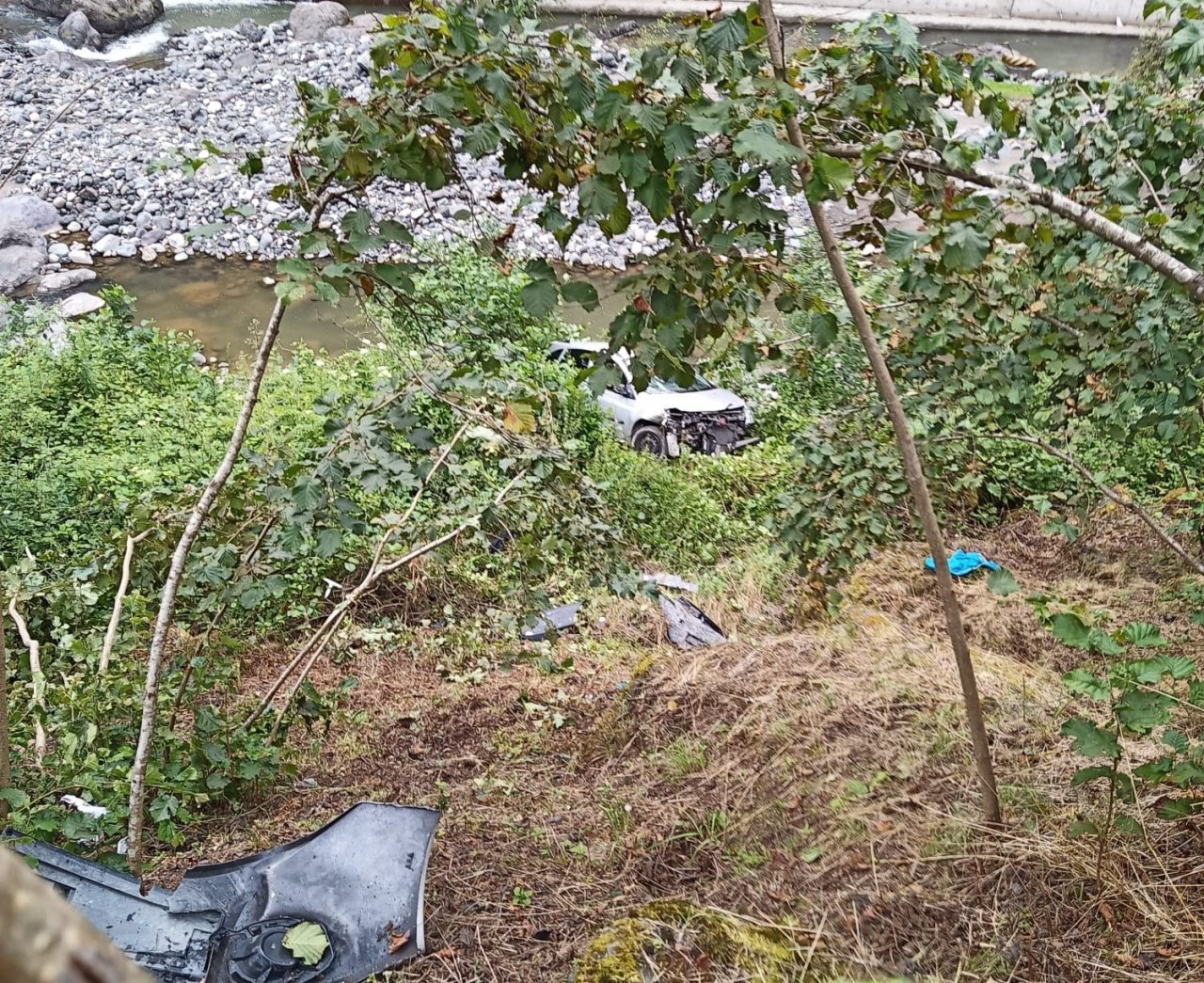 Otomobil Ağasar Deresine uçtu: 4 yaralı