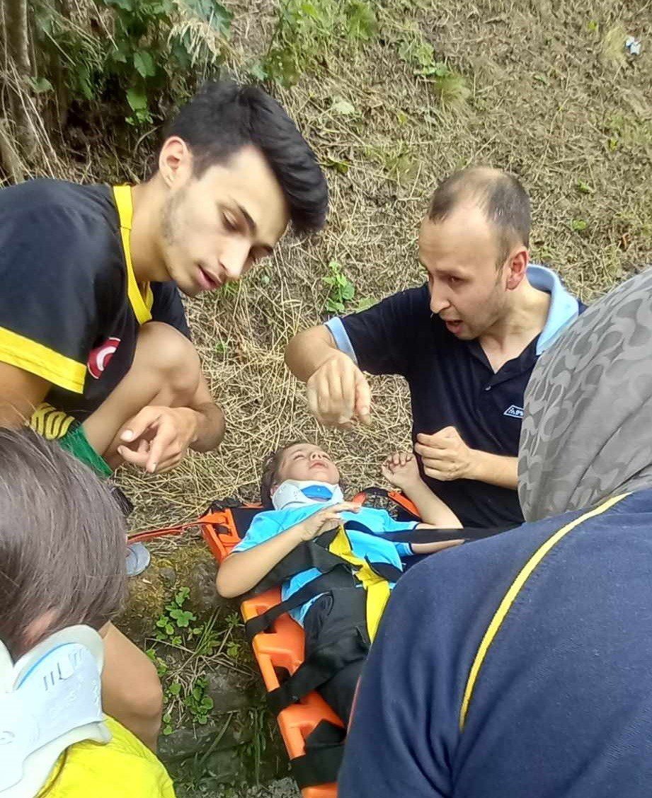 Otomobil Ağasar Deresine uçtu: 4 yaralı