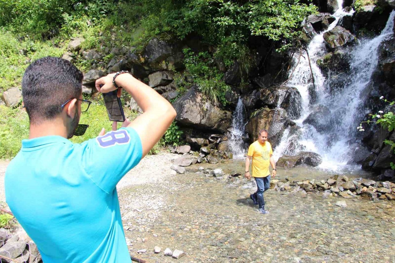 120 metreden akan şelale görenleri büyülüyor