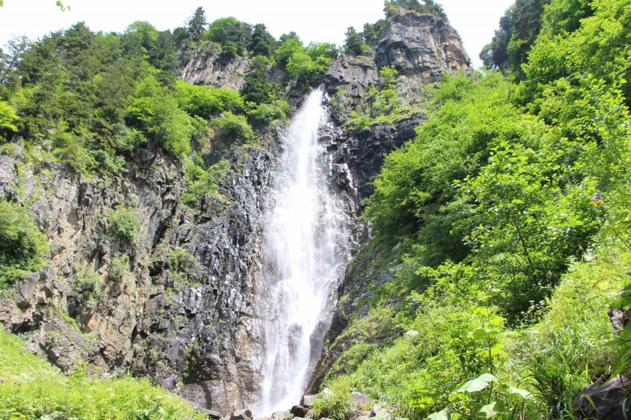 120 metreden akan şelale görenleri büyülüyor