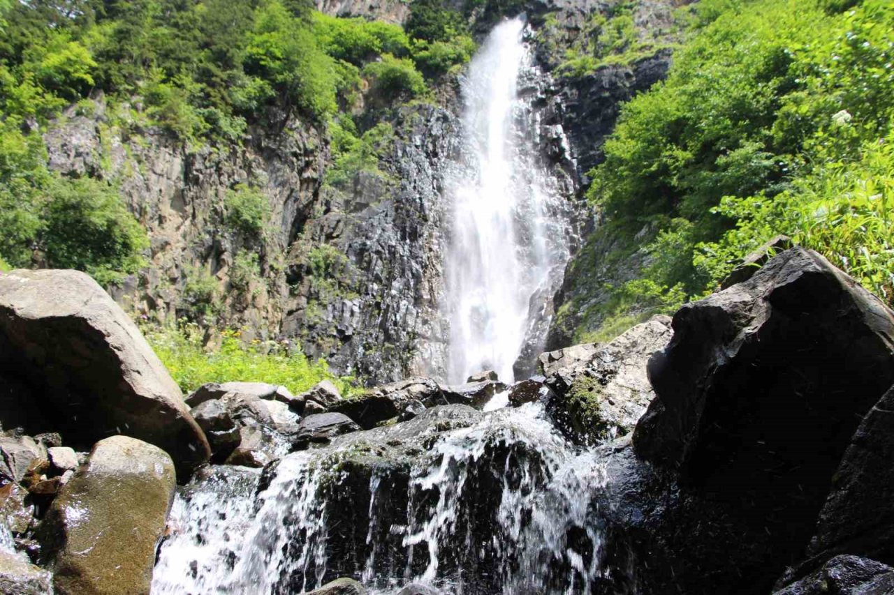120 metreden akan şelale görenleri büyülüyor