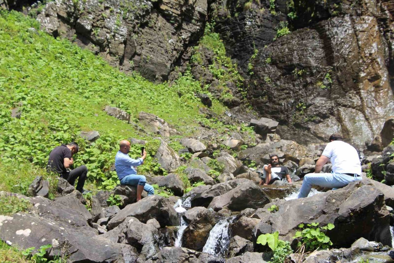 120 metreden akan şelale görenleri büyülüyor