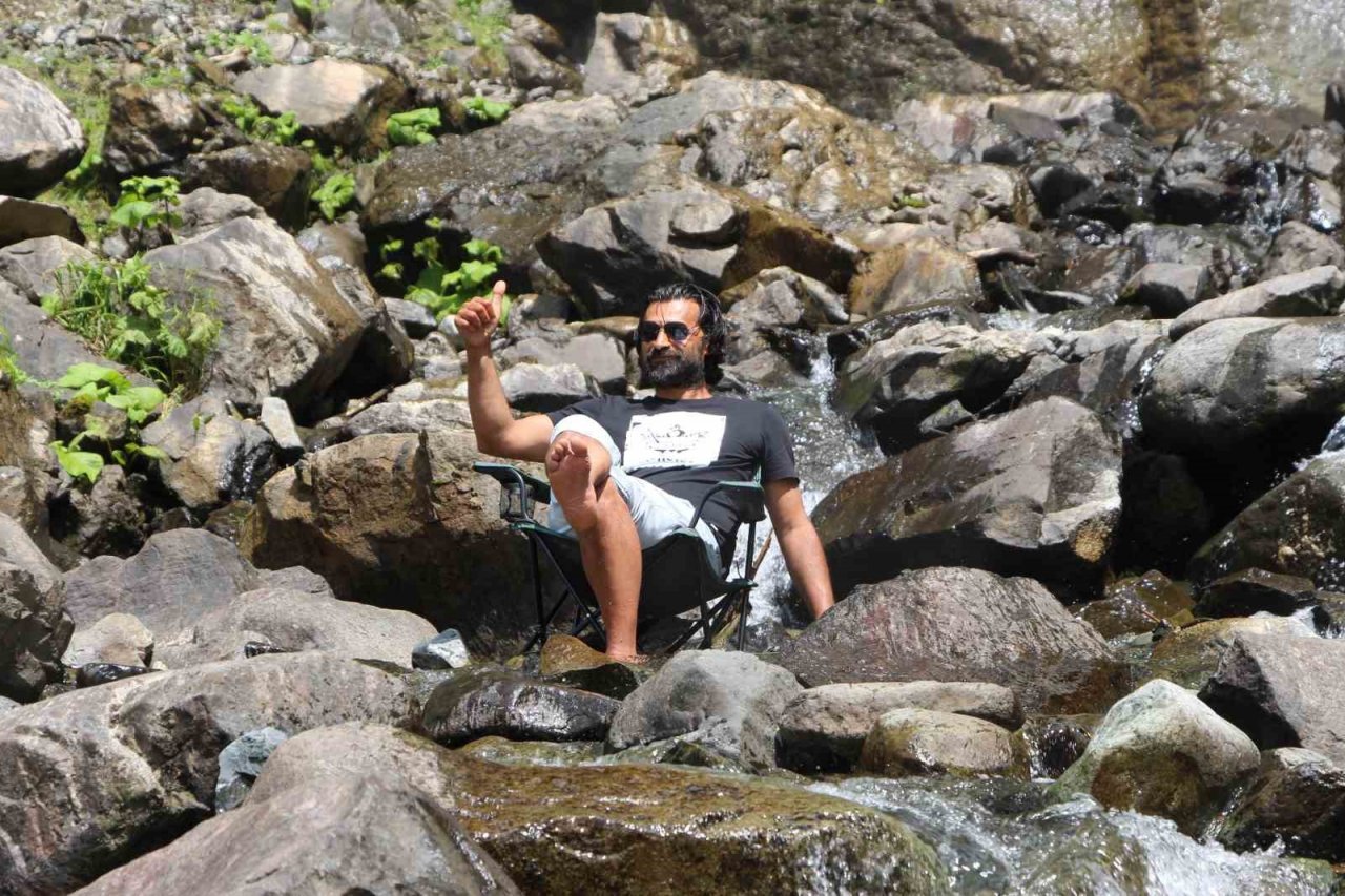 120 metreden akan şelale görenleri büyülüyor