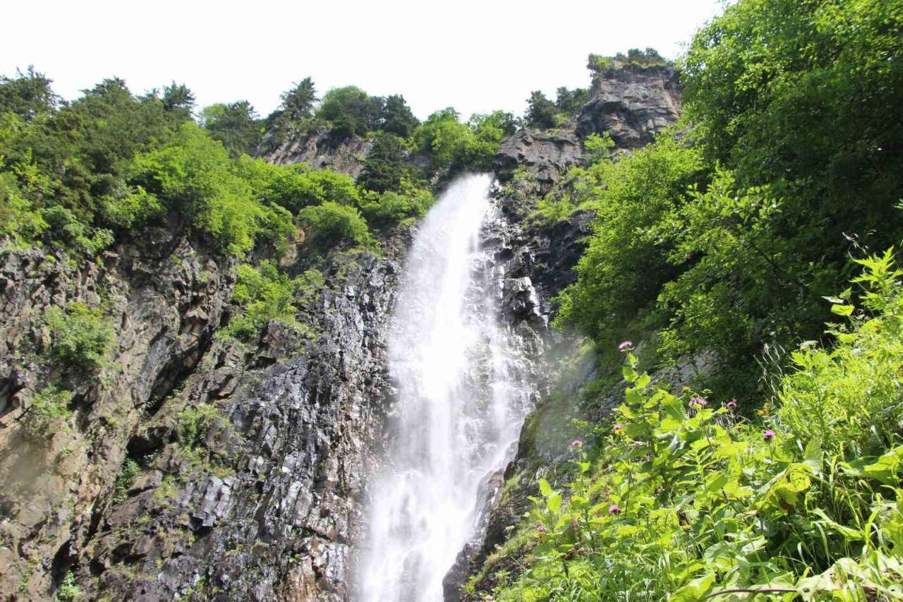 120 metreden akan şelale görenleri büyülüyor