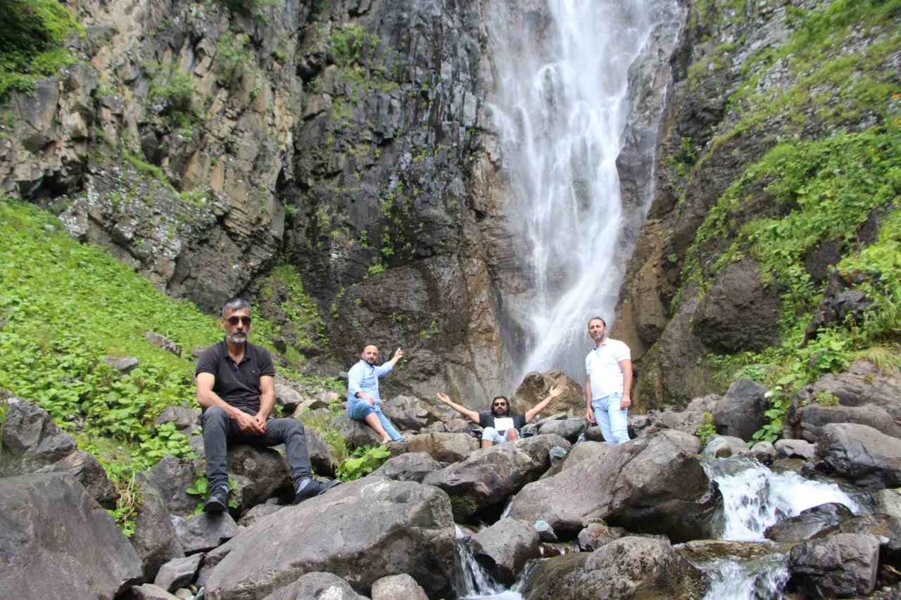 120 metreden akan şelale görenleri büyülüyor