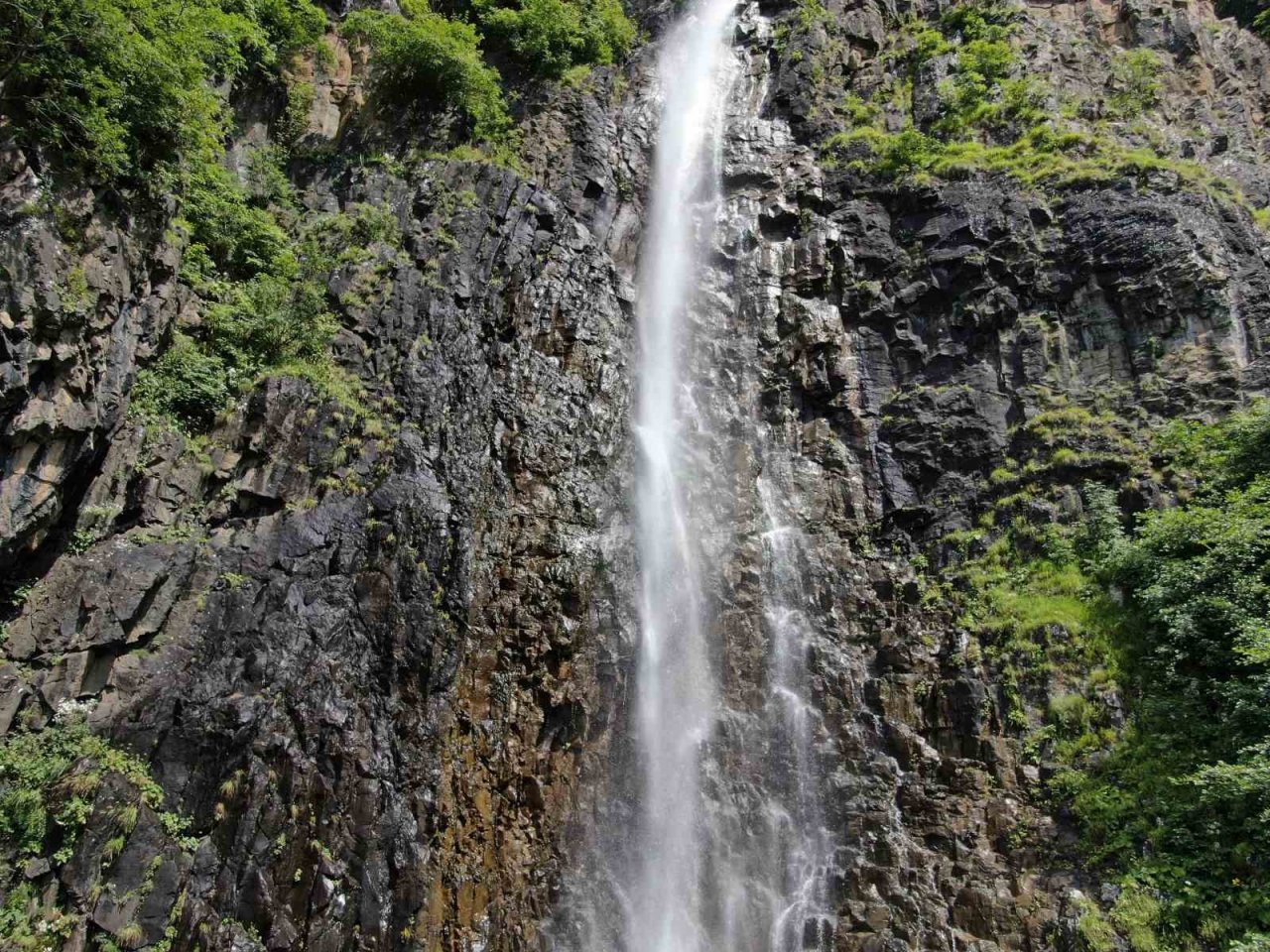 120 metreden akan şelale görenleri büyülüyor