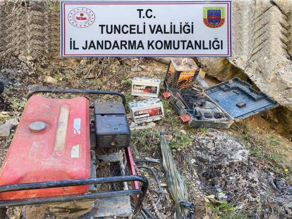 Tunceli’de 4 sığınakta çok sayıda mühimmat ele geçirildi