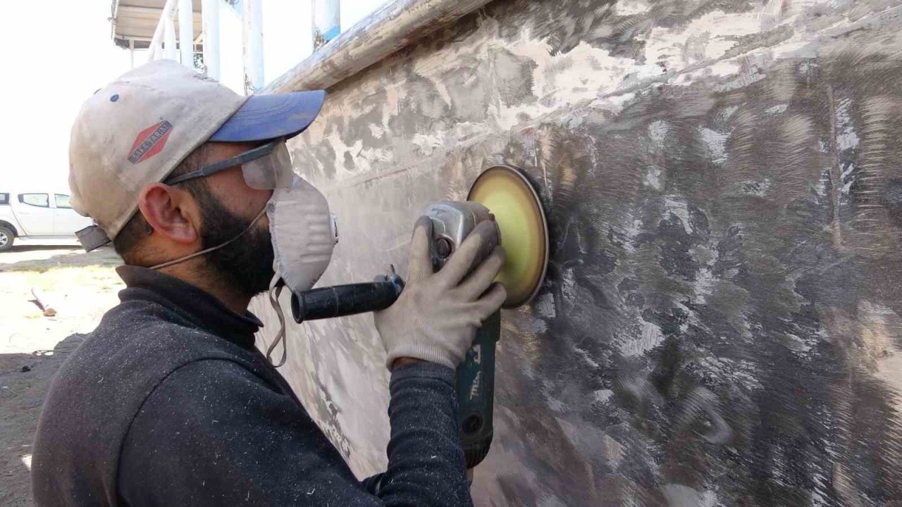 Vanlı balıkçılar teknelerini kış sezonuna hazırlıyor