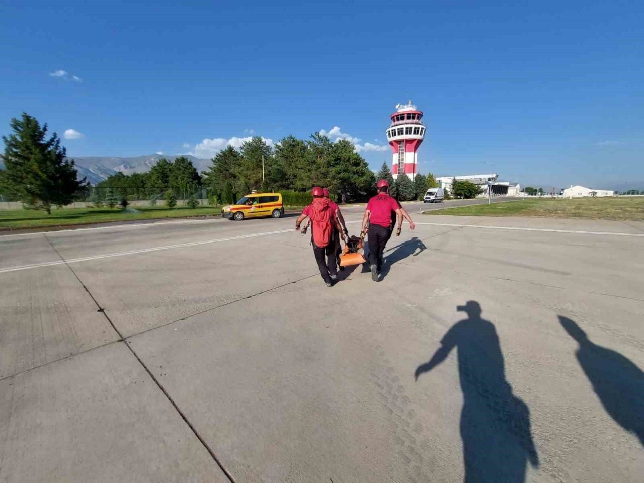 Yaralanan dağcı helikopterle kurtarıldı