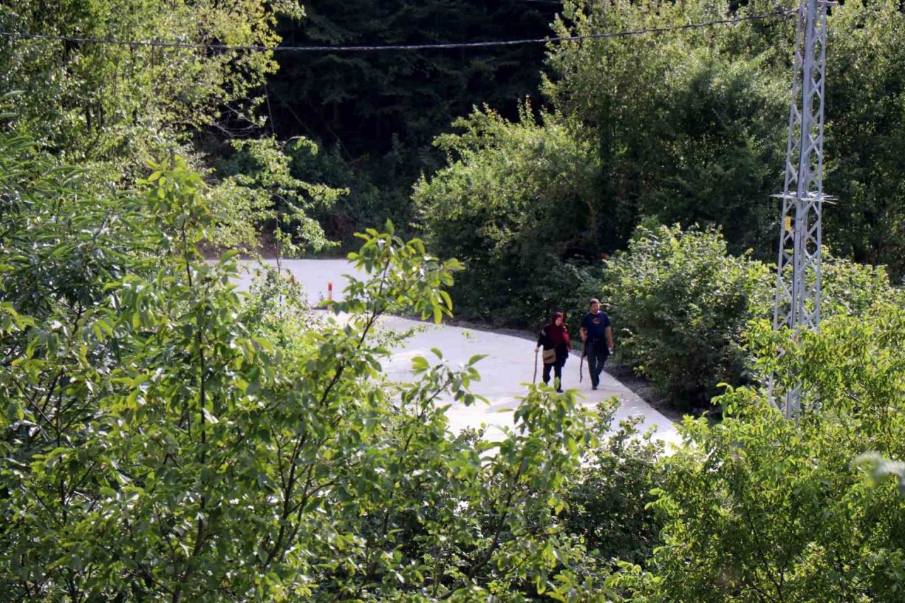 Bu güzelliği görebilmek için kilometrelerce yol yürüyorlar