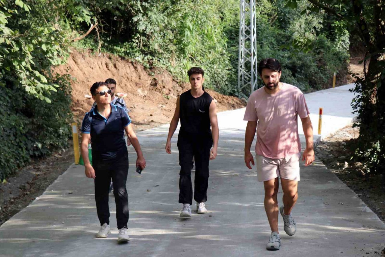 Bu güzelliği görebilmek için kilometrelerce yol yürüyorlar