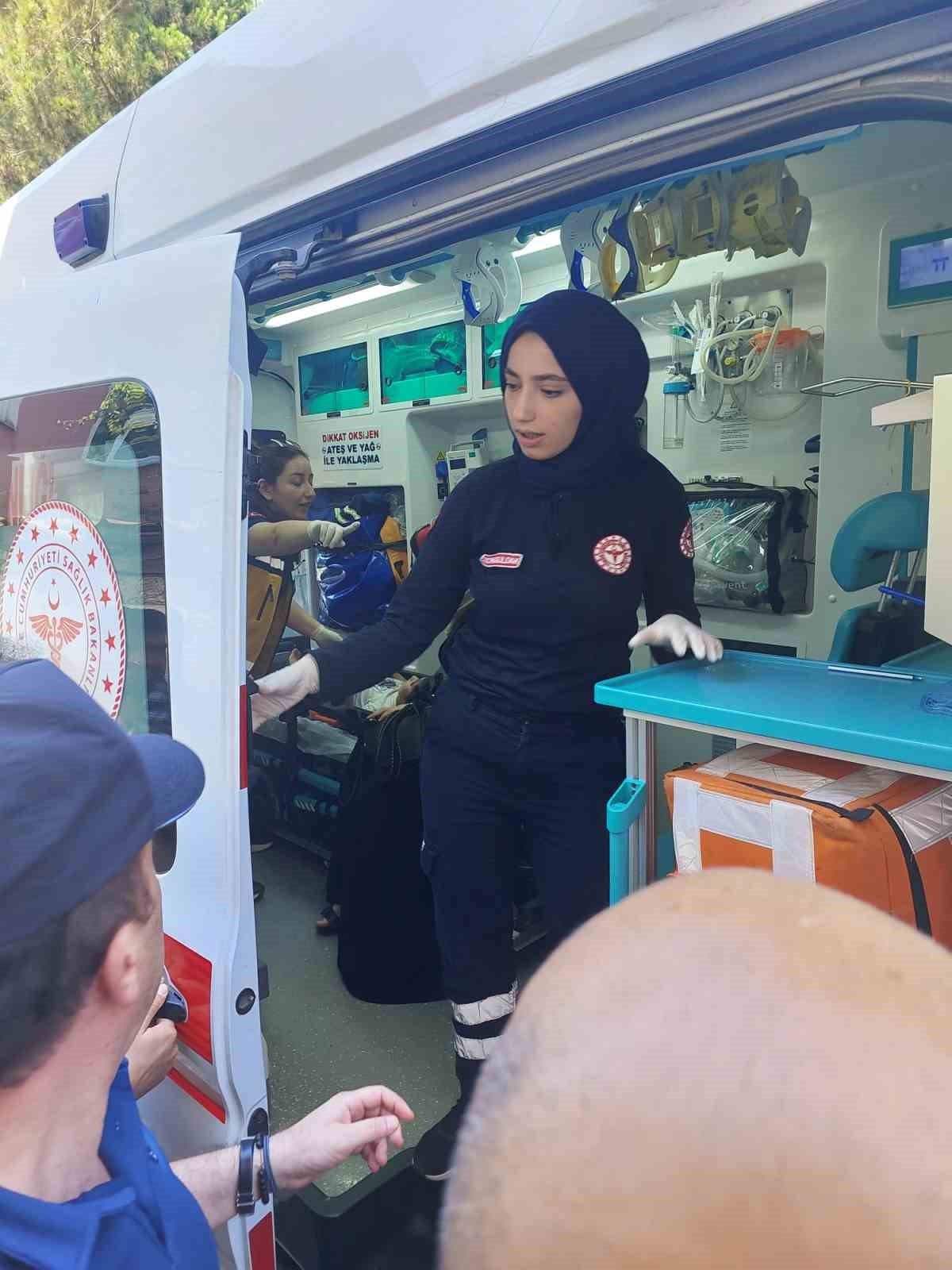 Kargo aracının altında kalan çocuk ağır yaralandı