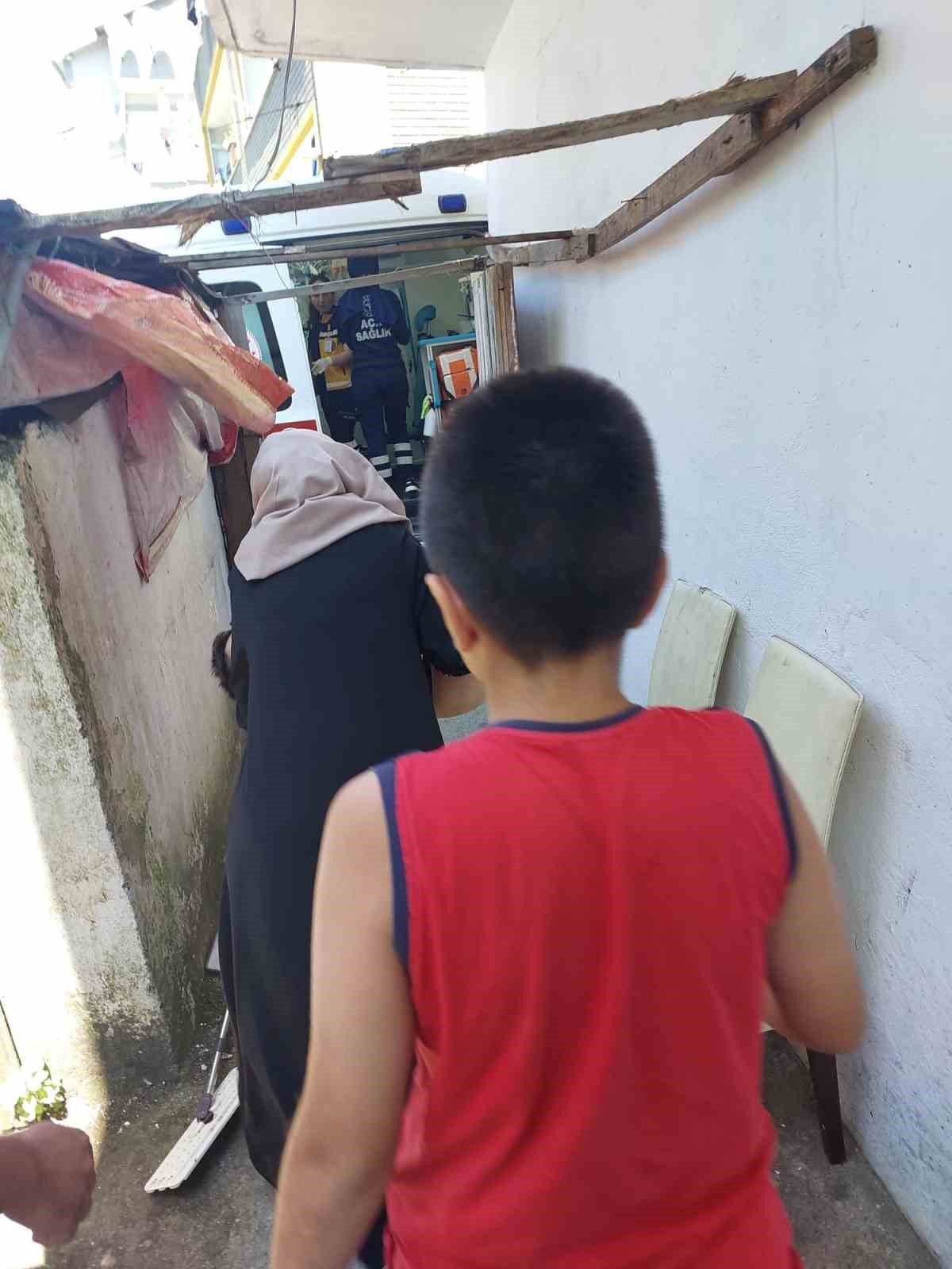 Kargo aracının altında kalan çocuk ağır yaralandı