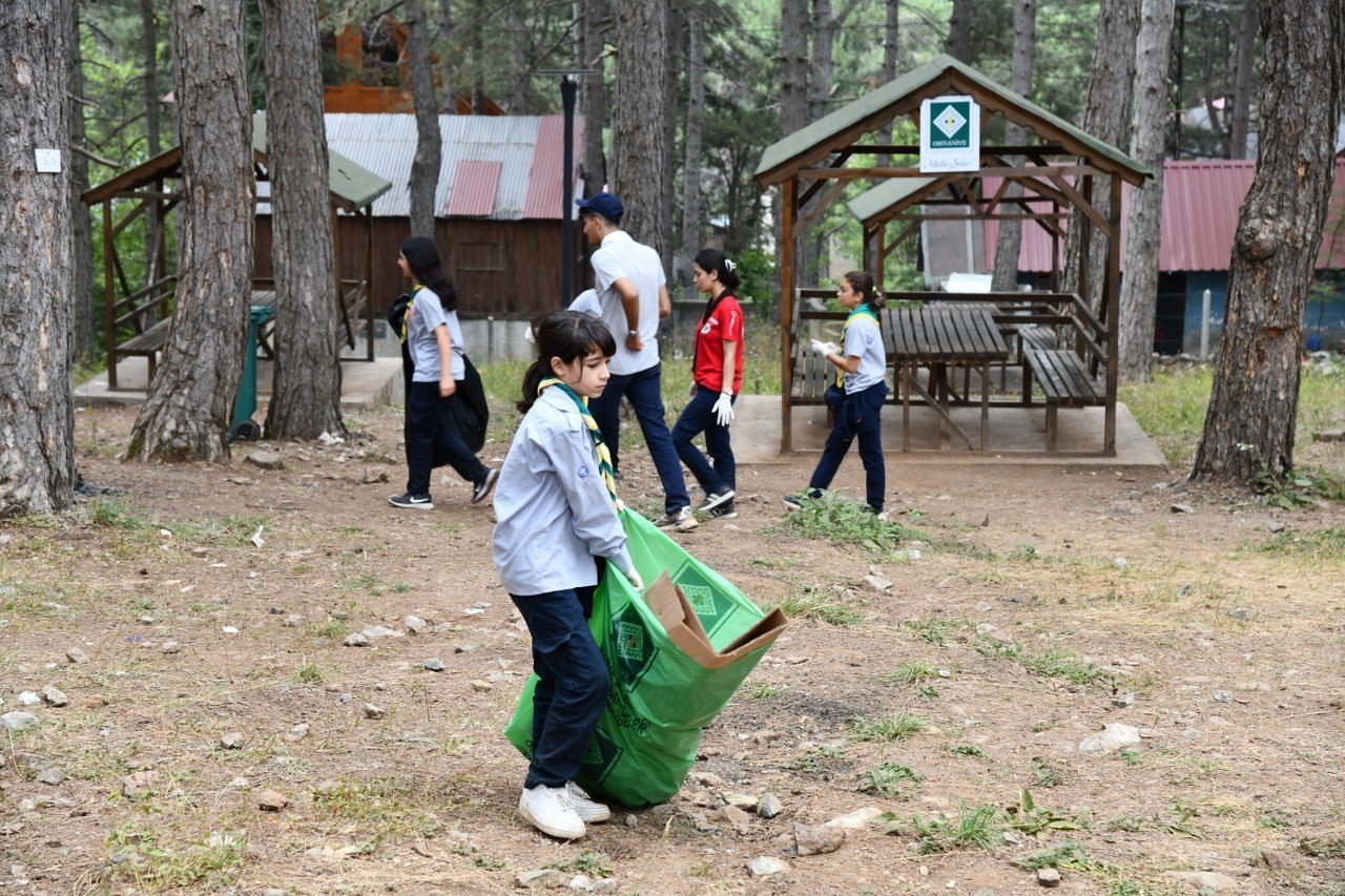 Zorkun Yaylası şenlik tepesinde çevre temizliği yapıldı