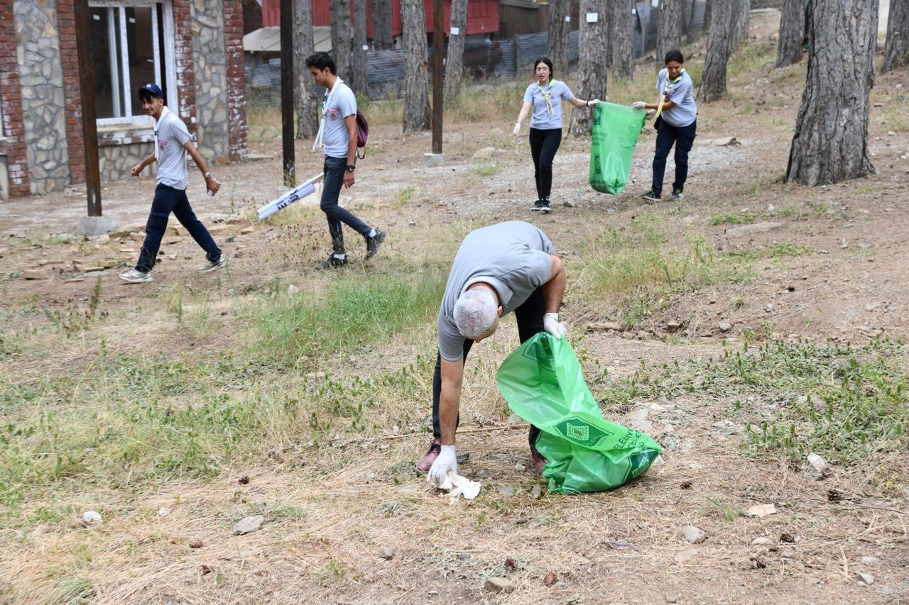 Zorkun Yaylası şenlik tepesinde çevre temizliği yapıldı