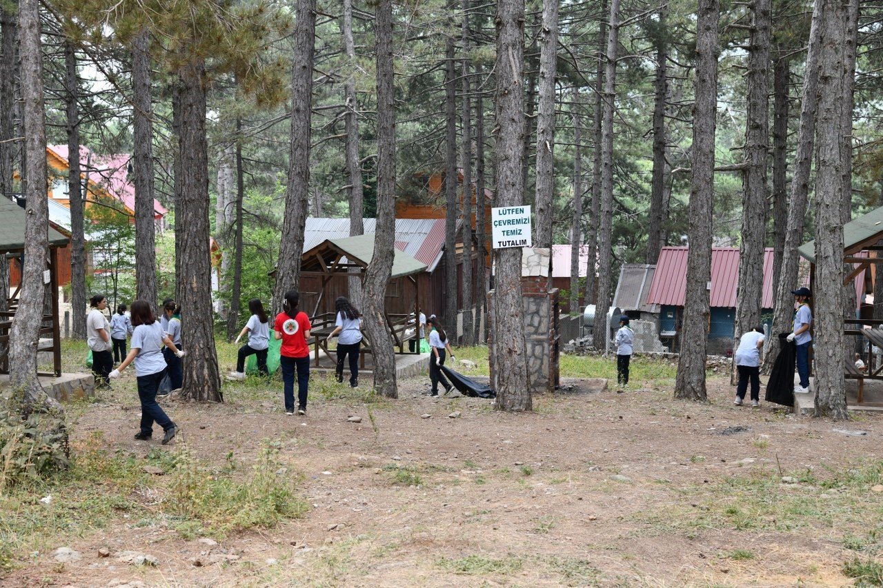 Zorkun Yaylası şenlik tepesinde çevre temizliği yapıldı