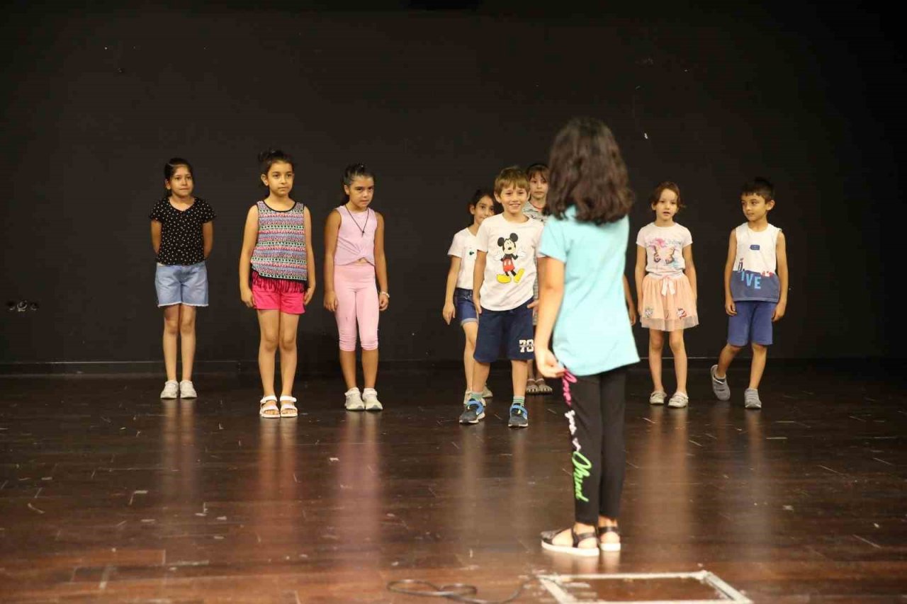 Yenilikçi drama kursunda eğitimler sürüyor
