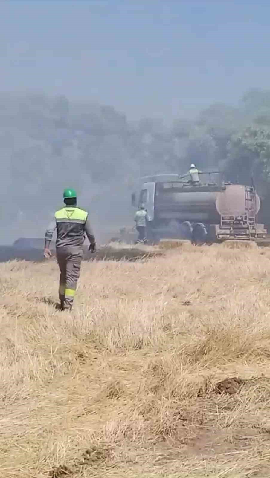 Fabrikada çıkan yangın araziye sıçradı