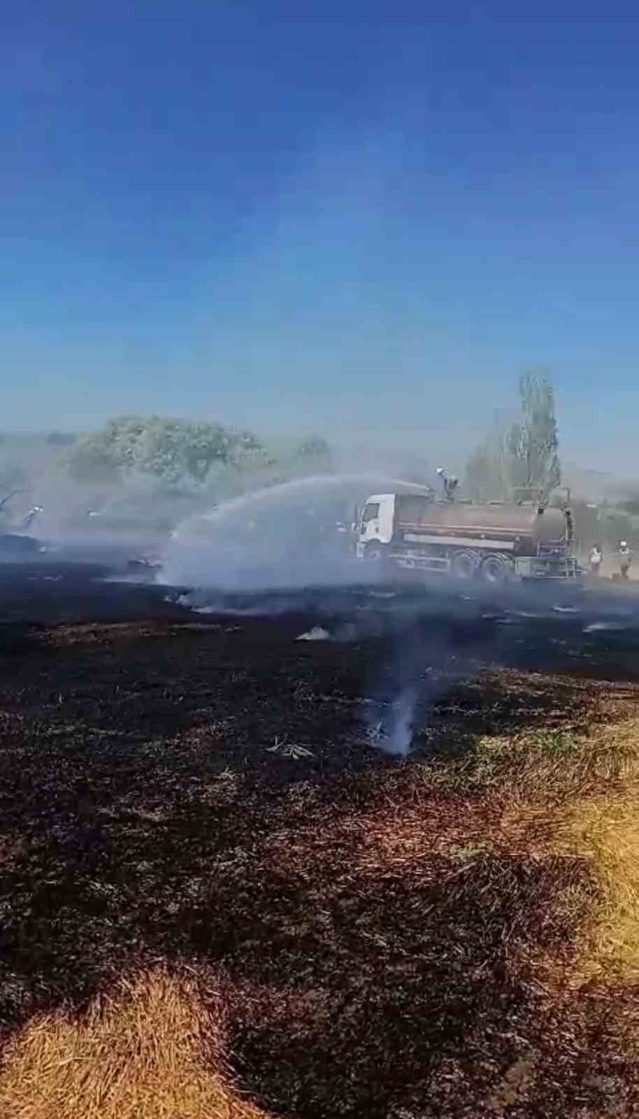 Fabrikada çıkan yangın araziye sıçradı