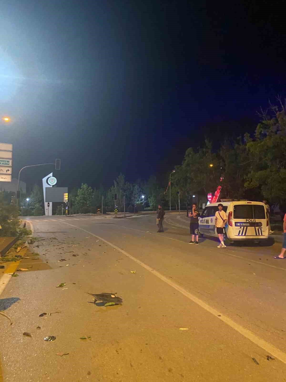 Ankara’da aşırı süratli araç ağaca çarptı: 4 yaralı