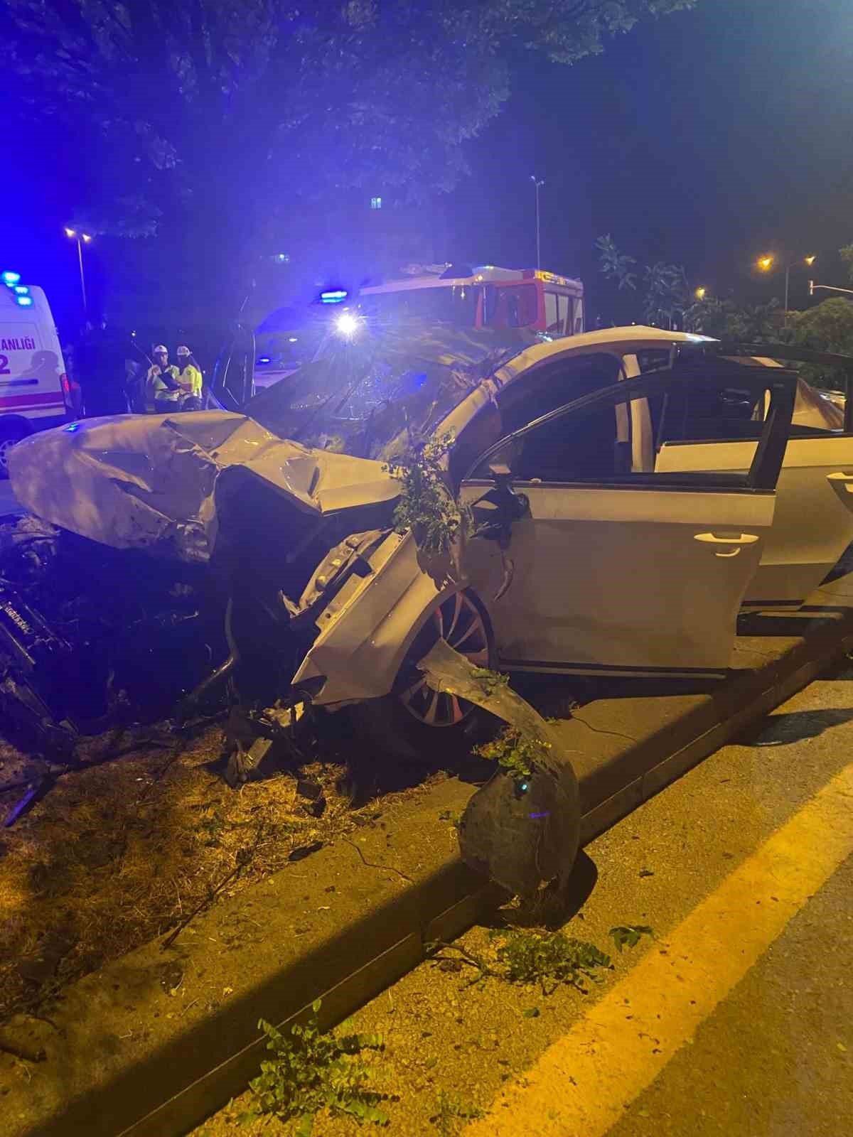 Ankara’da aşırı süratli araç ağaca çarptı: 4 yaralı