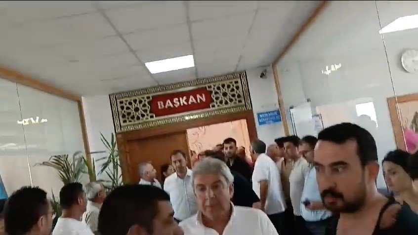 Mecliste tartışma başladı, başkanın makam odasında yumruklar konuştu