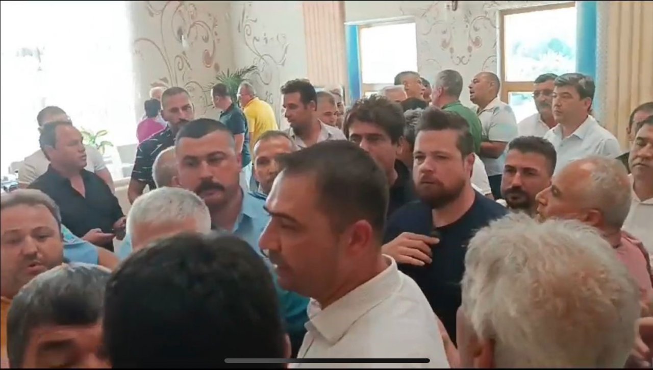 Mecliste tartışma başladı, başkanın makam odasında yumruklar konuştu