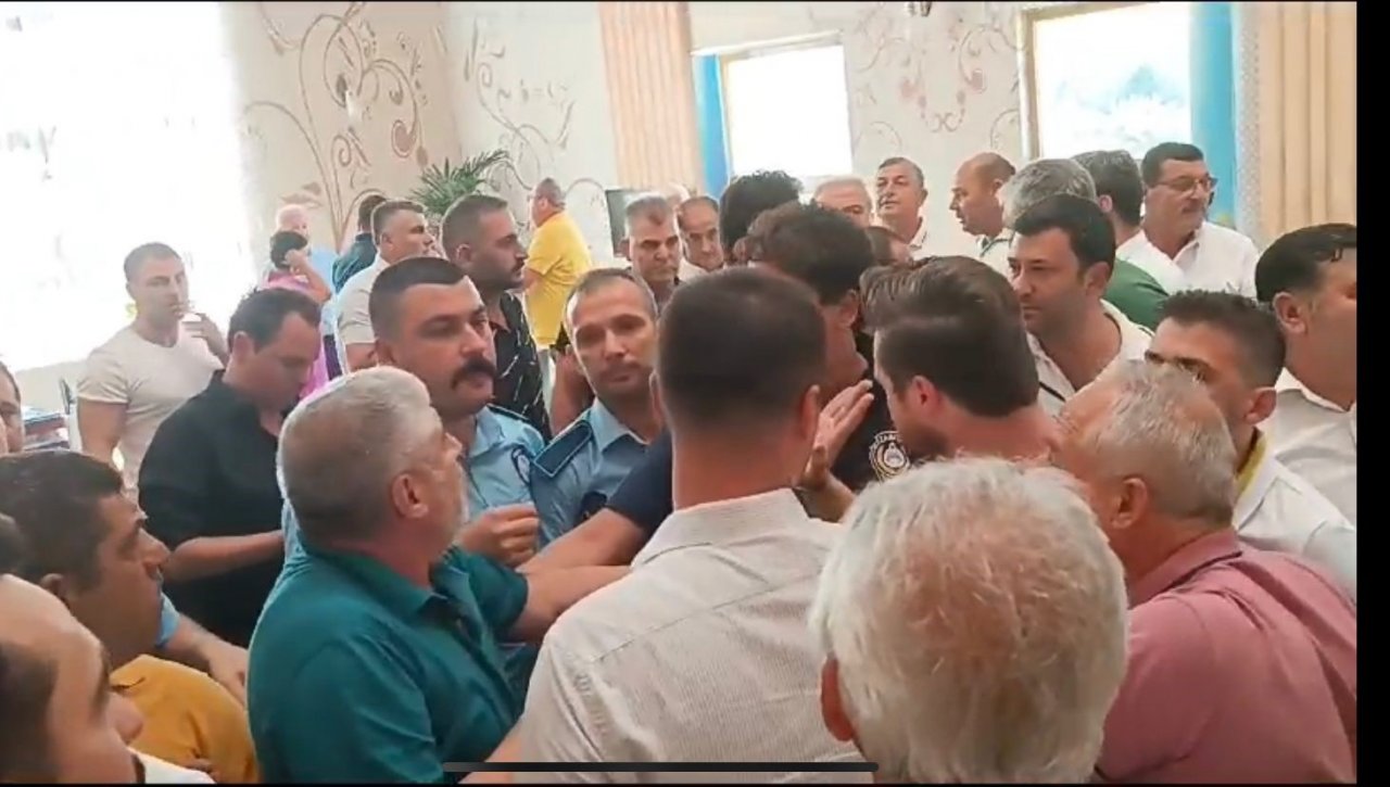 Mecliste tartışma başladı, başkanın makam odasında yumruklar konuştu