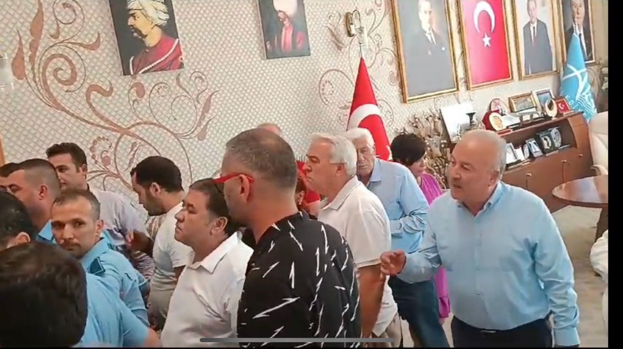 Mecliste tartışma başladı, başkanın makam odasında yumruklar konuştu