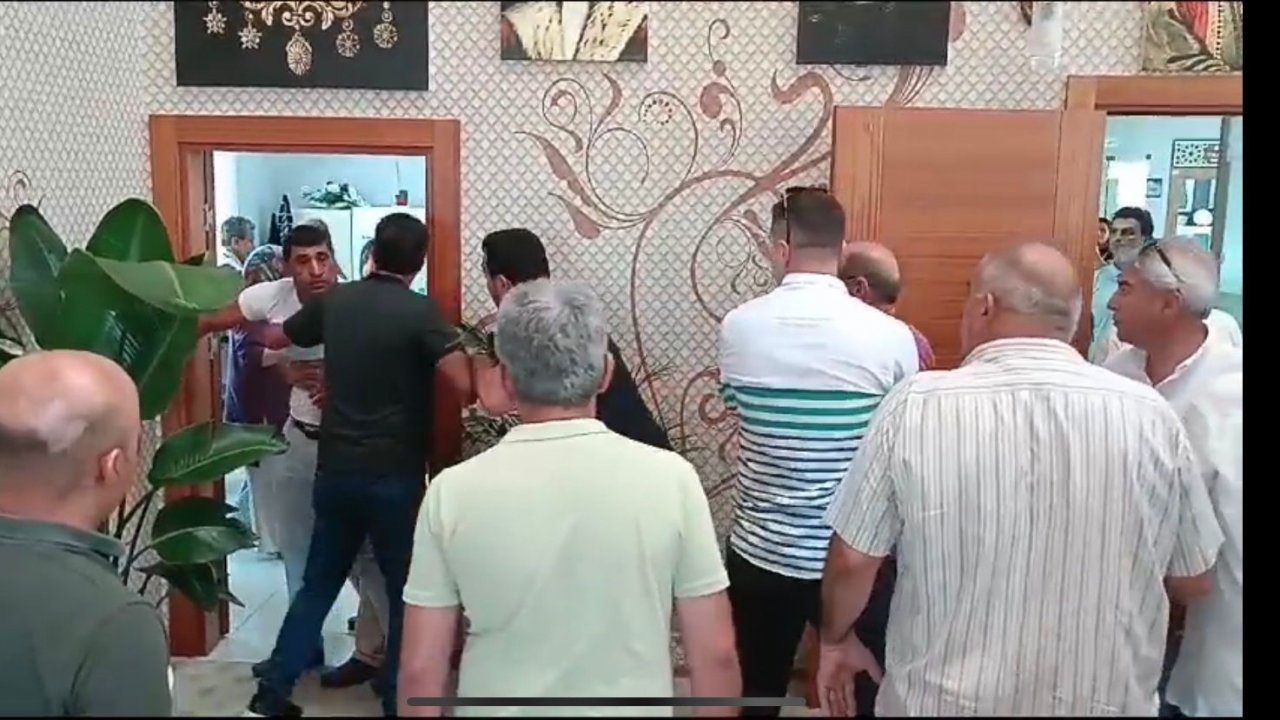 Mecliste tartışma başladı, başkanın makam odasında yumruklar konuştu