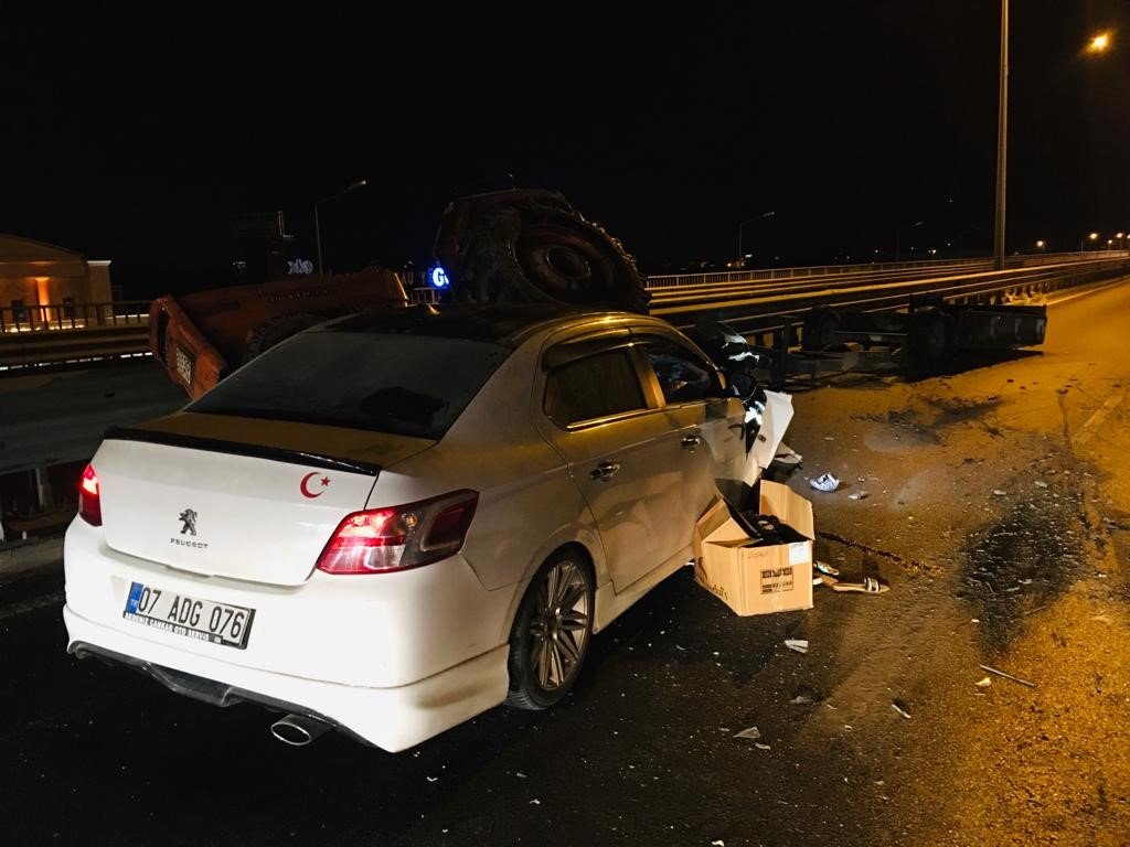 Traktör ve otomobil kazasında araçlar hurdaya döndü