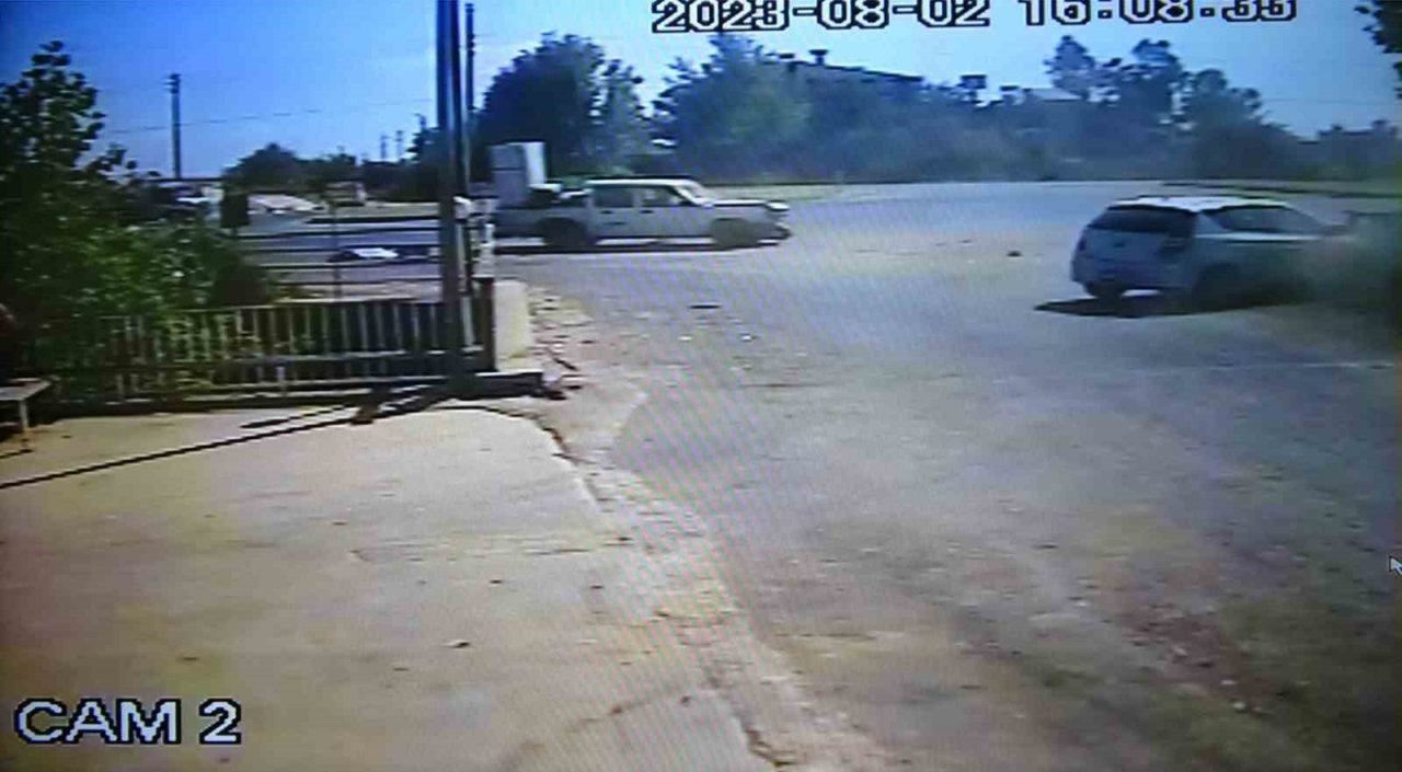 Demir korkuluk otomobilin sulama kanalına uçmasını önledi