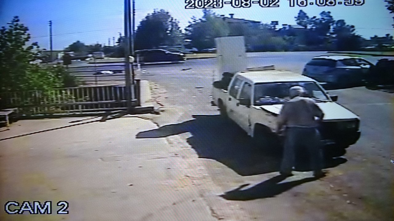 Demir korkuluk otomobilin sulama kanalına uçmasını önledi