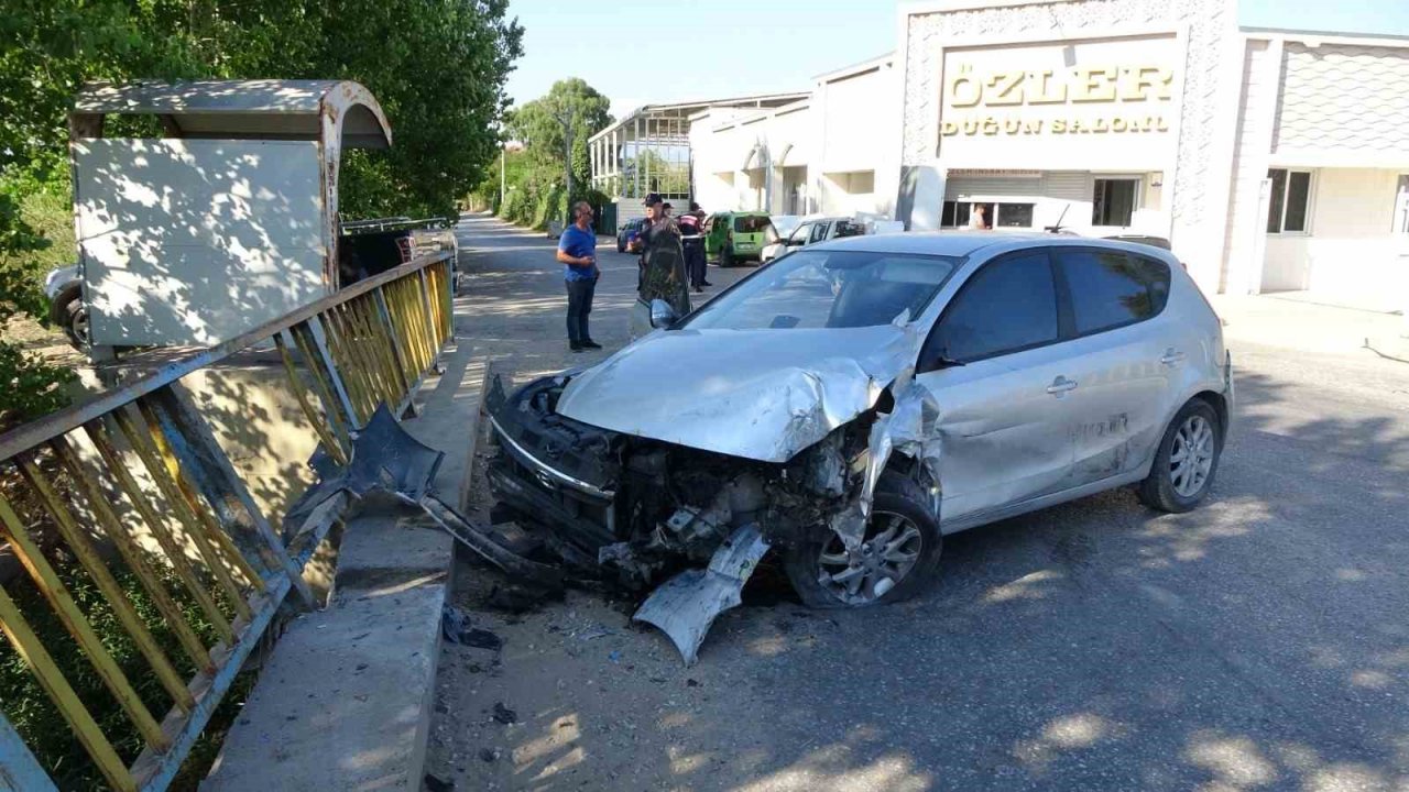 Demir korkuluk otomobilin sulama kanalına uçmasını önledi