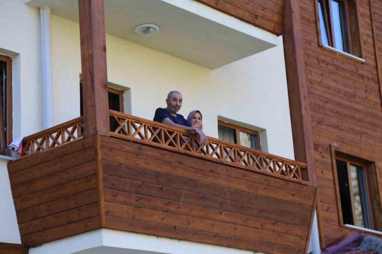 Yanan evinin yerine yapılan yeni konutuna yerleşen afetzede ALS hastası yetkililerden asansör istiyor