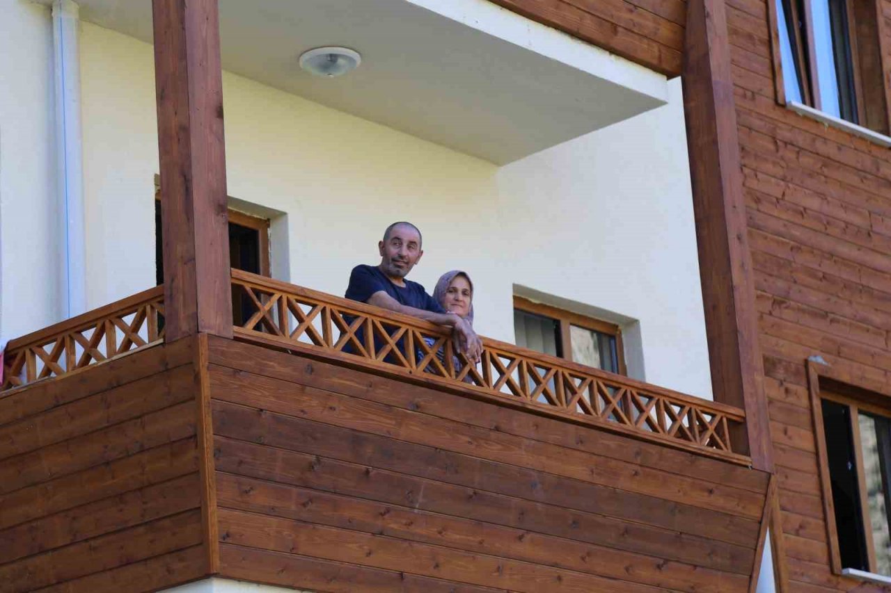 Yanan evinin yerine yapılan yeni konutuna yerleşen afetzede ALS hastası yetkililerden asansör istiyor